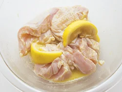 オリーブ油や白ワインが入った下味に漬け込むことで、肉に水分をプラス。蒸し焼きにすればさらにしっとり。