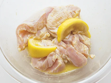 オリーブ油や白ワインが入った下味に漬け込むことで、肉に水分をプラス。蒸し焼きにすればさらにしっとり。