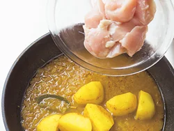 火を通し過ぎないよう、肉を煮る時間は短く。じゃがいもに火を通し、肉はあとから加えて。