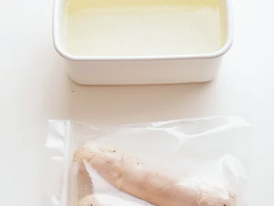 【保存するときは】
とりハムは保存用密閉袋の口を閉じ、冷蔵室で5〜6日間保存可能。ゆで汁は保存容器のふたをし、冷蔵室で約3日間保存可能。ゆで汁はとりスープとして、汁ものや炒めものに活用して。