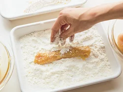 下味をつけたとり肉に１切れずつ、粉、卵、粉の順につけたかなり厚めのころも。これでふわカリの食感になる。