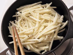 じゃがいもはならしてから弱火でじっくり焼くと、表面がカリッとする。