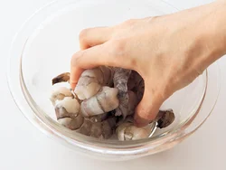 えびに酒と塩をもみ込み、魚介特有の臭みを除いて。味がからみやすくなるよう、片栗粉もまぶす。