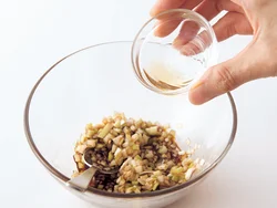 たれはごま油以外の材料を先に混ぜると味がなじみやすい。ねぎとしょうがでさっぱり味に。