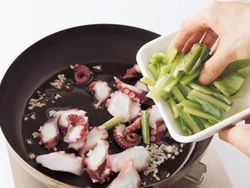 小松菜は茎を先に炒め、火が通りやすい葉は、セロリとともにあとから加えて。