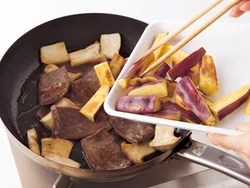 さつまいもは先に焼いておいて取り出し、仕上げに戻し入れると、色がきれいに仕上がる。