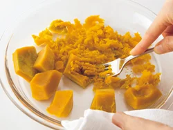 かぼちゃはレンジ加熱後、熱いうちに潰して。細かく潰すほど、牛乳と合わせたときにクリーミーに。
