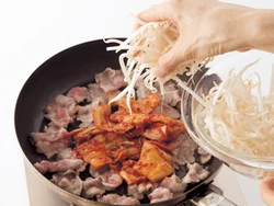 炒め過ぎて肉がかたくならないよう、半分ほど火が通ったところでもやしを加えるといい。