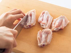 肉は厚い部分に切り目を入れると、火の通りがよくなり、骨から出るうまみが煮汁にいきわたる。