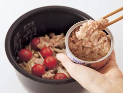 ツナは缶汁を軽くきりながら、缶から直接加えればＯＫ。具も調味料も一緒に入れて炊くだけ。
