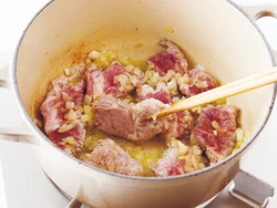 豚肉は焼いてうまみを閉じ込めてからトマトと煮込んで。焼き過ぎるとかたくなるので注意。