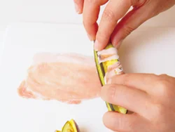 なすは２切れずつ上下を逆にすると、太さが揃って豚肉が巻きやすい。なすは細くすることで熱が通りやすく、味もしみこみやすくなる。