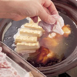 とり肉に片栗粉を薄くまぶして煮ることで、とり肉がやわらかくジューシーに仕上がり、汁にもほんのりとろみがつく。