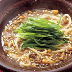 締めは鍋焼きうどんに 締めは青ねぎたっぷりのうどんに。きのこやとり肉から出たうまみたっぷりの汁で、うどんをやわらかく煮込んで。