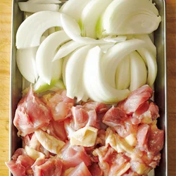 とり肉と玉ねぎは一緒に煮ていくので、同時に火が入る大きさに切る。