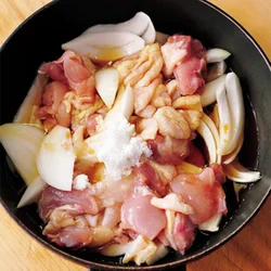煮る食材をフライパンに入れてから火にかけ、しっかり味をしみさせながら煮ていく。だし汁を使わなくても、とり肉からおいしいだしが出る。