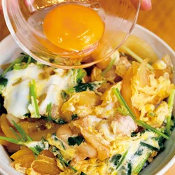 卵黄をあとでのせ、くずしながら食べることで、とろとろの仕上がりになる。