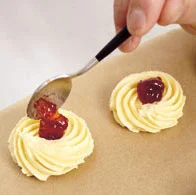 ジャムは焼くうちにあふれることがあるので、少量にして。