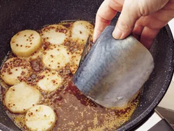 さばは煮汁を煮立てたところに加えると、生臭さが抑えられ、煮くずれもしにくい。