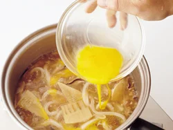卵は煮汁が煮立ったところに、少しずつ細く流し入れると、ふんわりとした仕上がりになる。