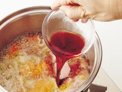 煮汁に赤ワインとみりんを加え、アルコール分をとばすようにして強火で煮る。
