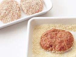 細びきのパン粉なら、ハンバーグだねにそのままくっつき、小麦粉や溶き卵いらずで簡単。