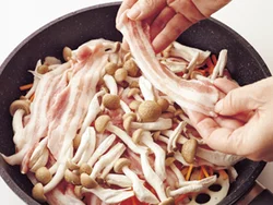 まず火の通りにくいれんこん、にんじんを並べ、肉、しめじ、肉の順におおうように重ねる。