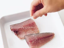 両面にまんべんなく塩をふって約10分おくと、臭みを含んだ水分が出てくるので、これをペーパータオルでしっかり拭き取る。