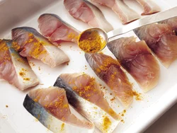 そぎ切りにしたさばにカレー粉をふってソテーすると、魚の臭みが抑えられ、食べやすくなる。
