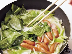 牛乳は沸騰させると分離するので、煮立たせずに、チンゲンサイの葉がしんなりするまで煮る。