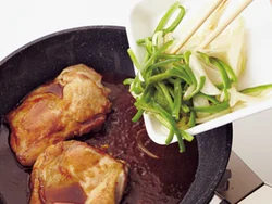 野菜はあらかじめ炒めて取り出しておき、仕上げに戻し入れると、火の通り加減がちょうどいい。