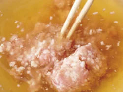ひき肉は煮汁に混ぜてだし代わりに。火を入れると固まってしまうので、火にかける前にほぐしておく。