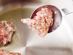 塩、こしょうをふったひき肉は、スプーンですくって鍋に落としながら焼いてかたまりにし、食べごたえのある具にする。