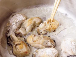 かきは水分が出やすいので小麦粉をまぶしてうまみを閉じ込める。こんがりと焼いて、こうばしくする。