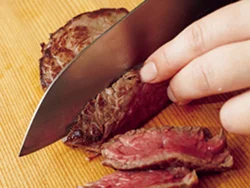 ステーキ用肉はさっと焼いてから、室温(できれば暖かい場所)に置き、肉汁を落ち着かせてから切る。