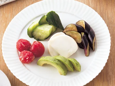 【野菜の切り方と漬け時間の目安】
●なす(１個分18kcal/塩分１個分1.8g)
がくを切り落とし、縦半分に切る。漬け時間は６〜８時間。
●かぶ(１個分14kcal/塩分１個分2.0g)
茎を切り落とし、皮つきのまま縦半分に切る。漬け時間は６〜８時間。
●きゅうり(１本分14kcal/塩分１本分2.5g)
へたつきのまま長さを半分に切る。漬け時間は４〜５時間。
●ミニトマト(１個分４kcal/塩分１個分0.3g)
へたを取り、湯むきする。漬け時間は約３時間。
●アボカド(１個分262cal/塩分１個分3.0g)
縦半分に切って種を除き、皮をむく。パン床で全体をおおい、ラップで包むと漬けやすい。漬け時間は約６時間。
※ミニトマトのように水分が出やすい野菜や、アボカドのようにぬめりのある野菜は、ほかの野菜とは分けて漬けると、パン床が長もちする。
【食べるときは】
なす、かぶ、きゅうりはパン床から取り出してさっと洗い、食べやすい大きさに切る。アボカド、ミニトマトはパン床から取り出して軽く拭い、アボカドは食べやすい大きさに切る。