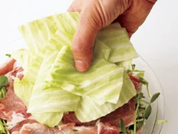 キャベツ、豆苗、豚肉の順に２段に重ねておくと加熱したときに肉のうまみがいきわたりやすい。