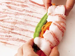 豚肉はトレイに入っていた重なった状態で野菜を巻くので、手間が少ないうえボリュームが出る。