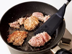 ひき肉は焼きつけてうまみを閉じ込める。ほぐさないで焼くことで食べごたえもアップ。
