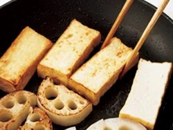 厚揚げは油分があるのですぐに焼き色がつく。れんこんとともにこんがりと焼き上げて。