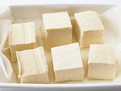 豆腐は切ってから水きりをすると時短に。水きりをしておくと、煮汁の味がうすまらない。