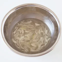 玉ねぎの薄切りは塩水にさらしておくと、辛みがとれるとともに程よい塩けをつけることができる。調味も同時にできて便利。
