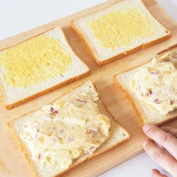 ポテトサラダを広げるときは、食パンの中央をやや厚めにしておくと、切り分けたときにきれいに仕上がる。