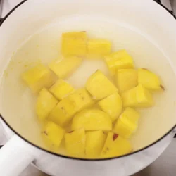 さつまいもは水っぽくならないように少ない水でゆでる。