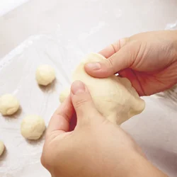 熱湯を混ぜた生地は、グルテンが働きやすく、やわらかい。