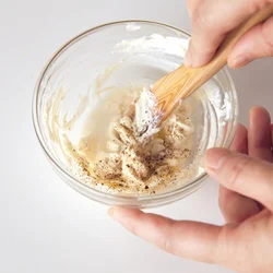 クリームチーズは牛乳を混ぜると軽い味わいになり、なめらかになってベーグルにもぬりやすい。ディルはあとからさっと混ぜて。
