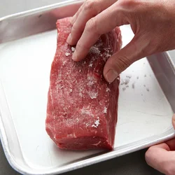 【POINT】 塩をすり込んでから室温に置くことで、牛肉の中まで味が入る。