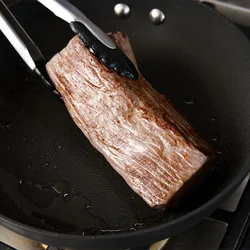 【POINT】 牛肉はこのあと蒸し焼きにして火を通すので、表面がこうばしく色づくまで焼けばOK！
