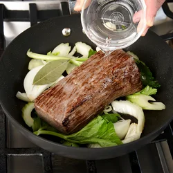 野菜の上に牛肉をのせて火の当たりを弱くし、中までじっくり蒸し焼きに！　野菜の香りをまとい、風味もよくなる。