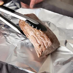 【POINT】 アルミホイルとふきんで包み、余熱でゆっくり火を通して。肉汁を閉じ込められ、やわらかでジューシーな食感に仕上がる。
